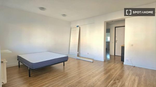 Se alquila habitación en piso compartido en Madrid