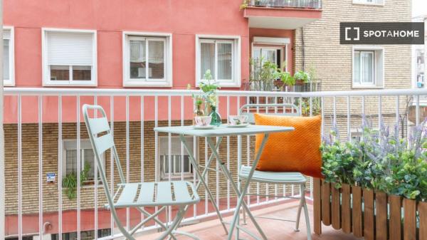 Spacieux, confortable et avec balcon à proximité de la gare d'Encants.