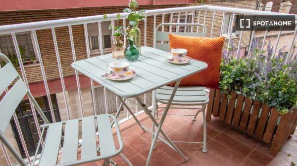 Spacieux, confortable et avec balcon à proximité de la gare d'Encants.