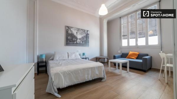 Przestronny pokój w apartamencie z 6 sypialniami w Extramurs, Valencia