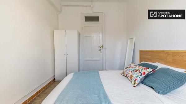 Habitación soleada en un apartamento de 7 dormitorios en L'Eixample, Valencia