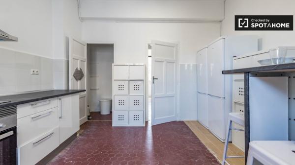 Habitación soleada en un apartamento de 7 dormitorios en L'Eixample, Valencia