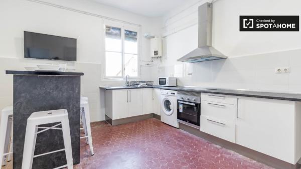 Habitación soleada en un apartamento de 7 dormitorios en L'Eixample, Valencia