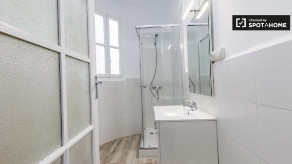 Habitación soleada en un apartamento de 7 dormitorios en L'Eixample, Valencia