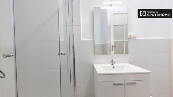 Habitación soleada en un apartamento de 7 dormitorios en L'Eixample, Valencia