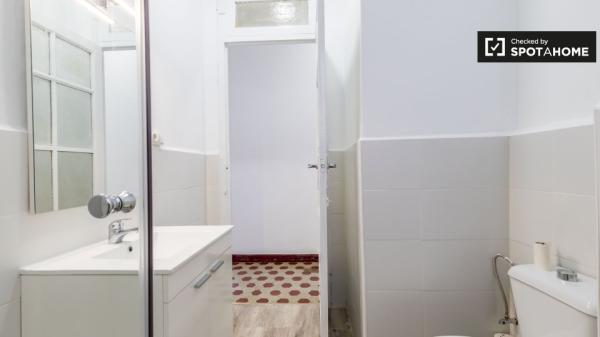 Habitación soleada en un apartamento de 7 dormitorios en L'Eixample, Valencia