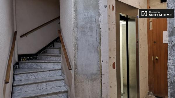 Habitación soleada en un apartamento de 7 dormitorios en L'Eixample, Valencia