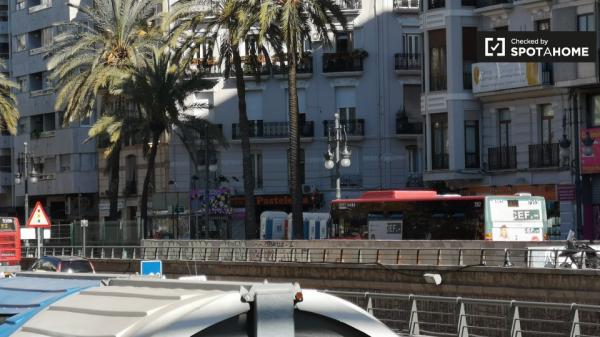 Habitación soleada en un apartamento de 7 dormitorios en L'Eixample, Valencia