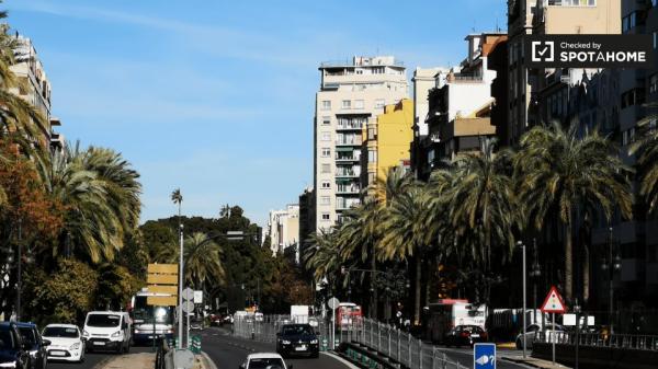 Habitación soleada en un apartamento de 7 dormitorios en L'Eixample, Valencia