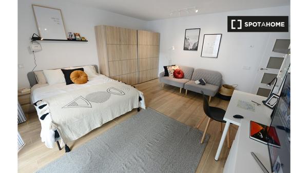 Se alquila habitación en piso de 4 dormitorios en Basurto, Bilbao