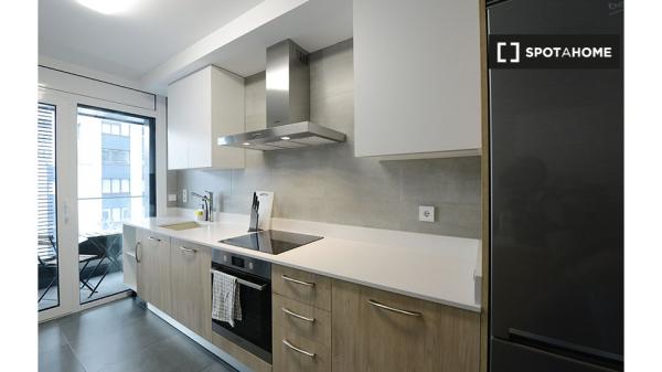 Se alquila habitación en piso de 4 dormitorios en Basurto, Bilbao