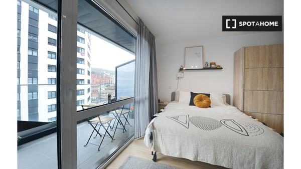 Se alquila habitación en piso de 4 dormitorios en Basurto, Bilbao