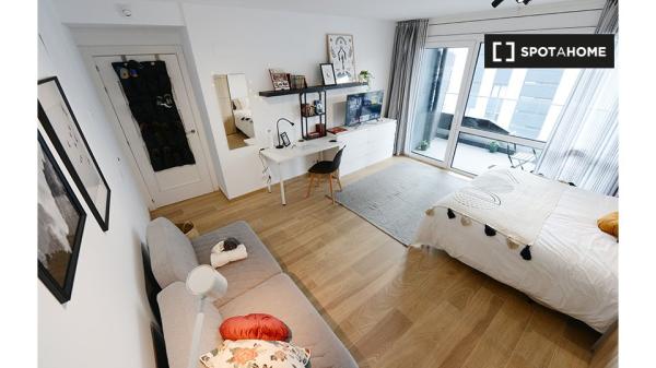 Se alquila habitación en piso de 4 dormitorios en Basurto, Bilbao