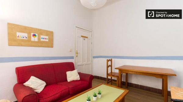 Se alquilan habitaciones en apartamento de 3 dormitorios en Granada