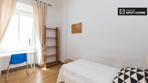 Se alquilan habitaciones en apartamento de 3 dormitorios en Granada