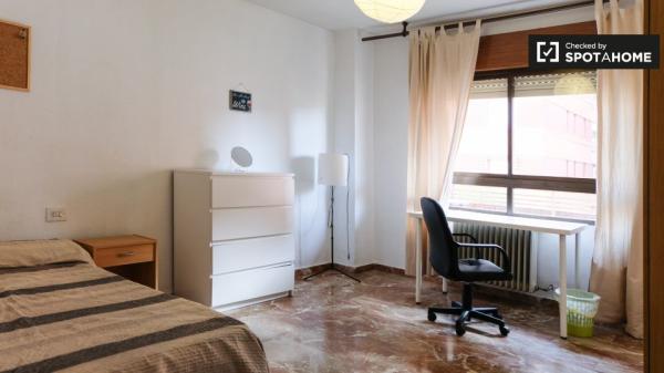 Habitaciones para alquilar en apartamento de 4 dormitorios en Granada