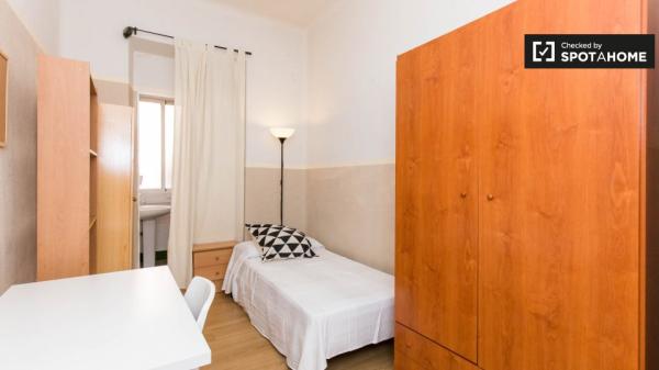 Se alquilan habitaciones en apartamento de 3 dormitorios en Granada