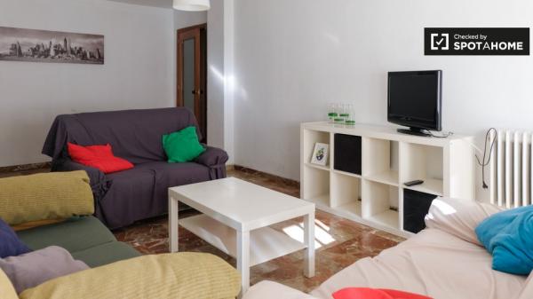 Habitaciones para alquilar en apartamento de 4 dormitorios en Granada