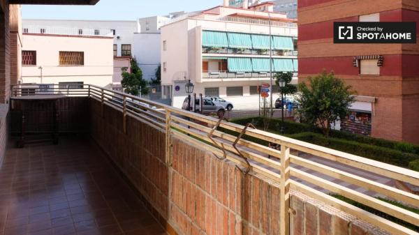 Habitaciones para alquilar en apartamento de 4 dormitorios en Granada