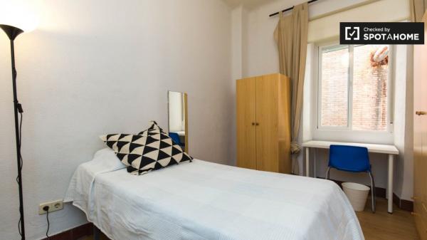 Se alquilan habitaciones en apartamento de 3 dormitorios en Granada