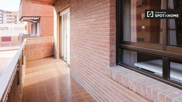 Habitaciones para alquilar en apartamento de 4 dormitorios en Granada