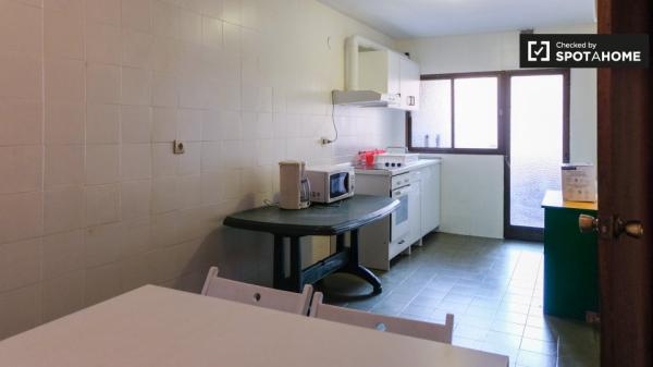 Habitaciones para alquilar en apartamento de 4 dormitorios en Granada