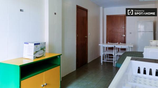 Habitaciones para alquilar en apartamento de 4 dormitorios en Granada