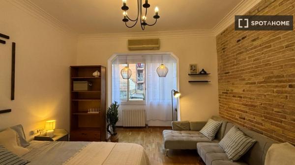 Habitación en piso compartido en barcelona.