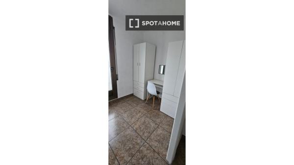 Habitación en piso compartido en barcelona.