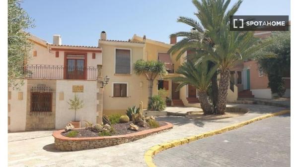 Apartamento de 4 dormitorios en alquiler en Cala D'Or, Alicante