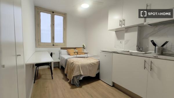 Habitación en piso compartido en madrid.