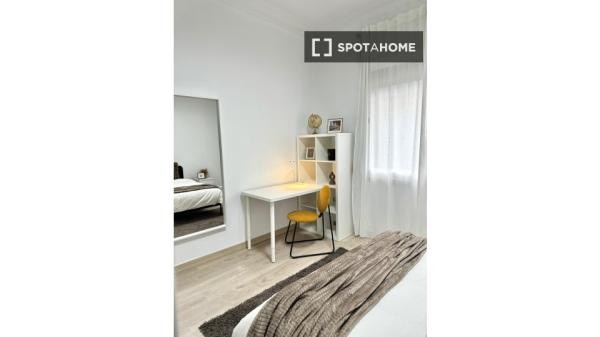 Tolles Zimmer zu vermieten in 5-Zimmer-Wohnung in Madrid