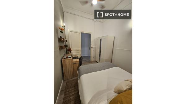 Se alquila habitación en piso de 7 habitaciones en Barcelona