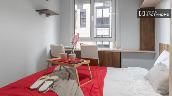 Stanza in affitto in appartamento con 5 camere da letto a Madrid