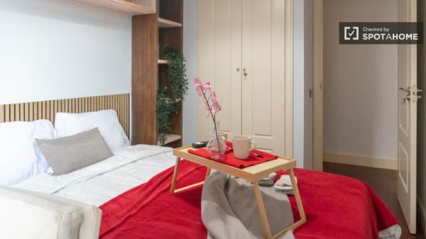 Stanza in affitto in appartamento con 5 camere da letto a Madrid