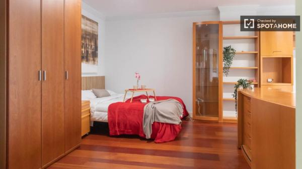 Stanza in affitto in appartamento con 5 camere da letto a Madrid