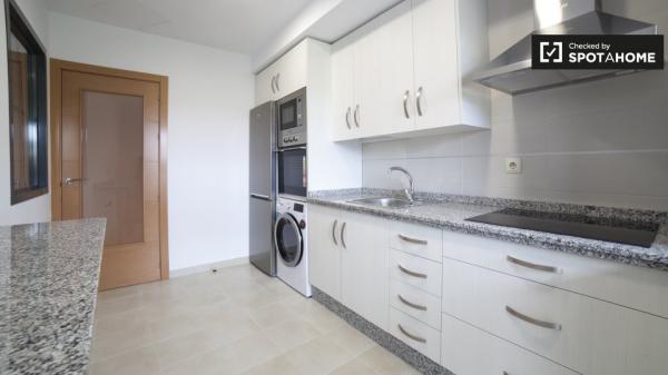 Se alquila habitación luminosa en apartamento de 3 dormitorios en Prado