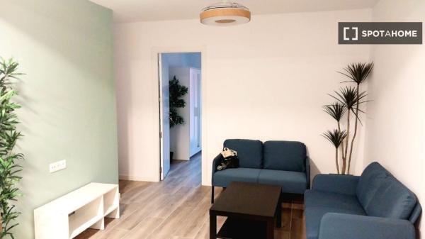 Se alquila habitación en piso de 4 dormitorios en Valencia