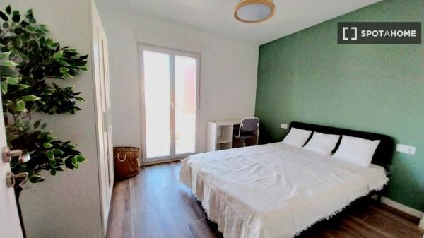 Camera in affitto in appartamento con 4 camere da letto a Valencia