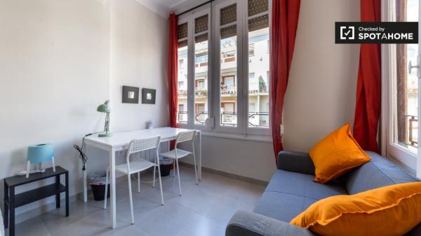 Habitación ordenada en un apartamento de 5 dormitorios en L'Eixample, Valencia