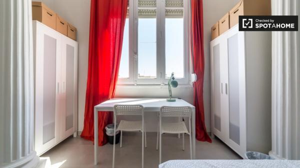 Habitación ordenada en un apartamento de 5 dormitorios en L'Eixample, Valencia