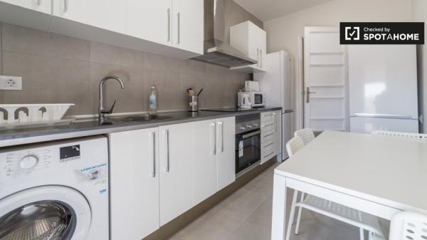 Habitación ordenada en un apartamento de 5 dormitorios en L'Eixample, Valencia