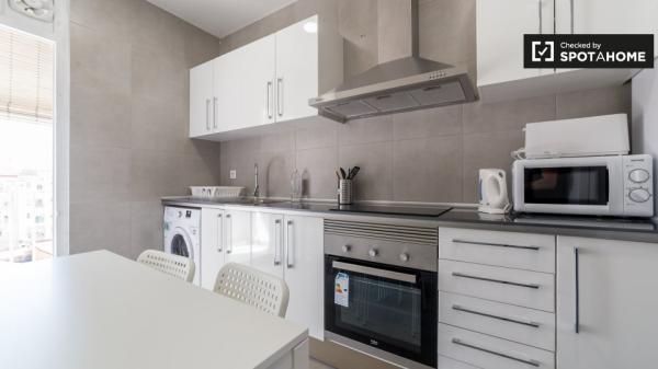 Habitación ordenada en un apartamento de 5 dormitorios en L'Eixample, Valencia