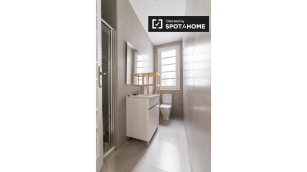 Habitación ordenada en un apartamento de 5 dormitorios en L'Eixample, Valencia