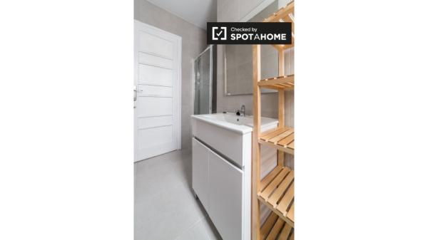 Habitación ordenada en un apartamento de 5 dormitorios en L'Eixample, Valencia