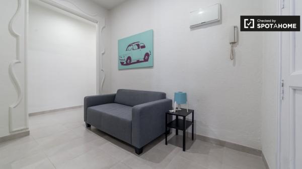 Habitación ordenada en un apartamento de 5 dormitorios en L'Eixample, Valencia