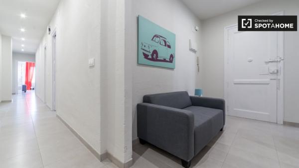 Habitación ordenada en un apartamento de 5 dormitorios en L'Eixample, Valencia