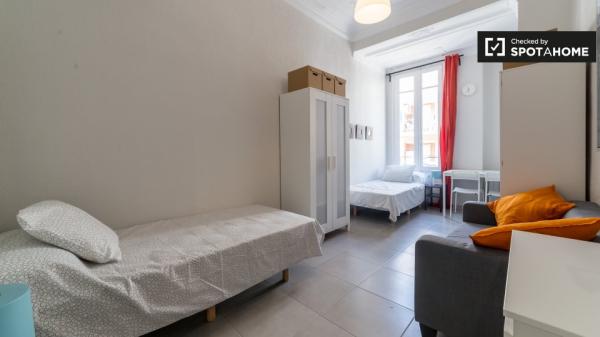 Habitación ordenada en un apartamento de 5 dormitorios en L'Eixample, Valencia