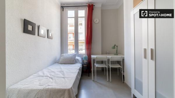 Habitación ordenada en un apartamento de 5 dormitorios en L'Eixample, Valencia