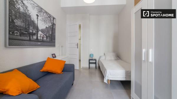 Habitación ordenada en un apartamento de 5 dormitorios en L'Eixample, Valencia